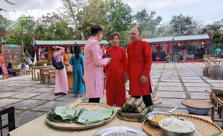 "Đây là lần đầu tiên tôi đến Việt Nam và thật thú vị đúng vào dịp Tết Nguyên Đán như thế này. Vợ chồng tôi quyết định mặc bộ đồ áo dài truyền thống màu đỏ để thấy mình thực sự là một phần của của nền văn hóa nơi này. Màu đỏ trong năm mới sẽ mang đến may mắn cho chúng tôi và các bạn" - ông Roda (du khách đến từ Mỹ) vui vẻ chia sẻ.