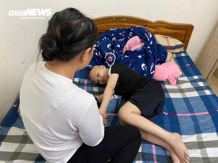 Mẹ con chị Chiến mong được về quê ăn Tết.