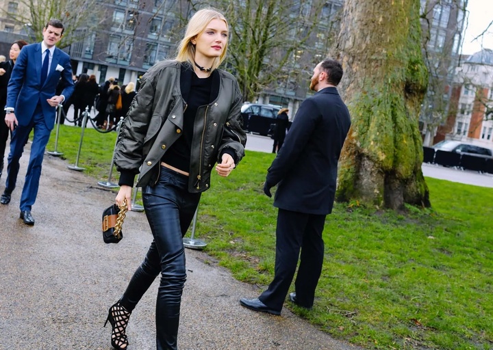 Năm 2026 áo bomber vẫn thịnh hành.