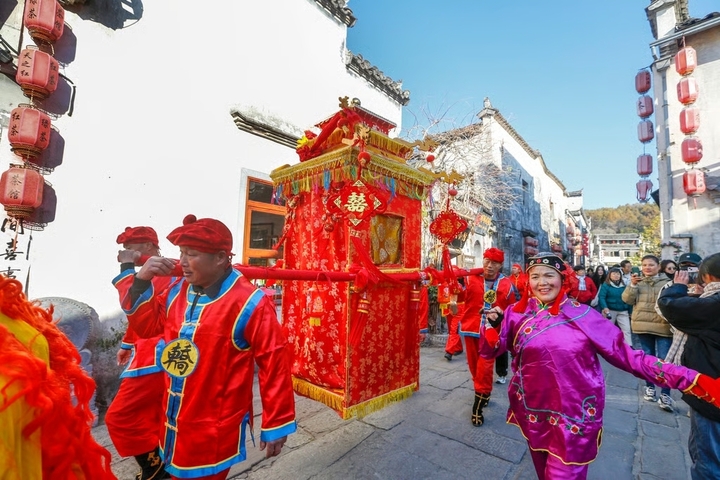 Người Khách gia vẫn giữ nhiều thói quen cưới hỏi cũ như dùng kiệu.