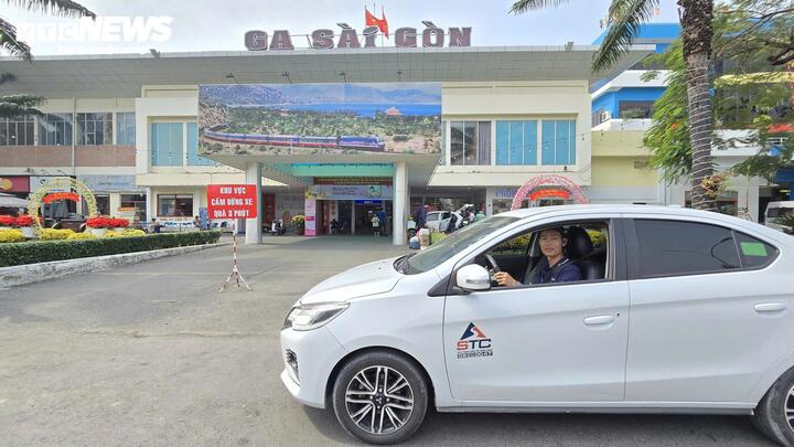 Nhờ đường sá thông thoáng, thời gian di chuyển được rút ngắn đáng kể. Anh Đoàn Thanh Nhật, tài xế taxi công nghệ, cho biết vừa chở khách từ quận 12 cũ đến Ga Sài Gòn chỉ mất 35 phút - nhanh hơn khoảng 25 phút so với ngày thường. “Không còn cảnh nhích từng chút một như mấy hôm trước. Chạy xe hôm nay nhẹ cả người”, anh nói.