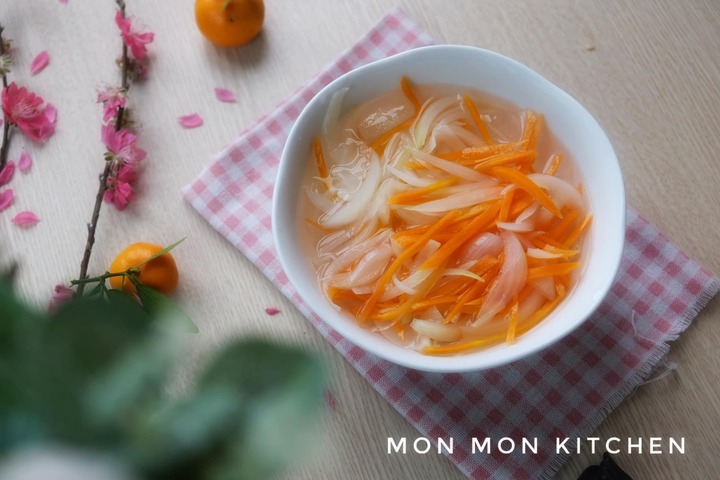 Ngâm hành tây cho bớt hăng. (Ảnh: Thu Thủy)