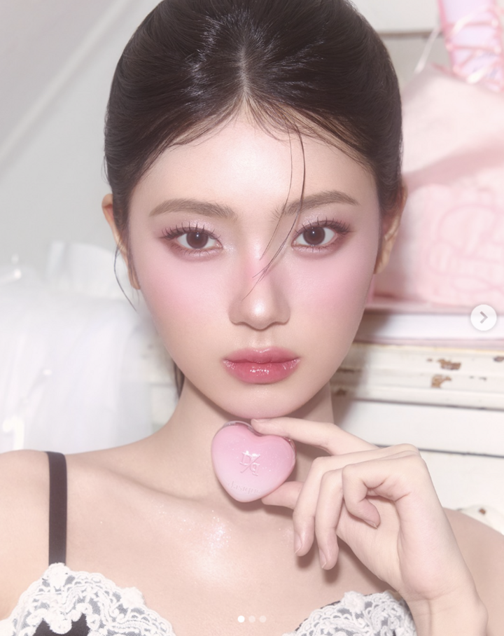 Sắc hồng “sữa dâu tây” là một trong những xu hướng trang điểm K-Beauty đẹp nhất nên thử trong năm 2026.