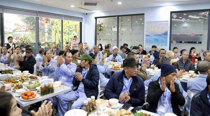 Bữa cơm tất niên đầy xúc động tại bệnh viện K tạo không khí ấm áp cho bệnh nhân.