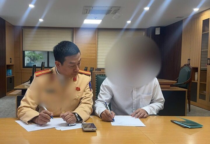 Tài xế ô tô vi phạm tại cơ quan công an.