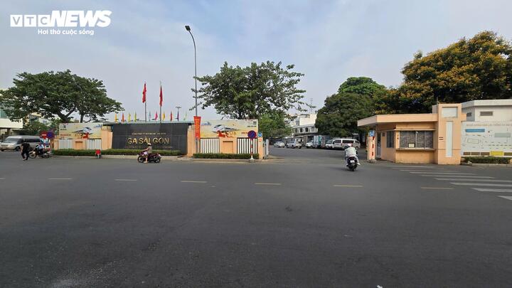 Trước cổng ga, không còn cảnh hành khách chen chân, taxi xếp hàng dài hay tiếng còi xe inh ỏi. Không khí khá yên ắng, nhịp di chuyển nhẹ nhàng hơn hẳn.