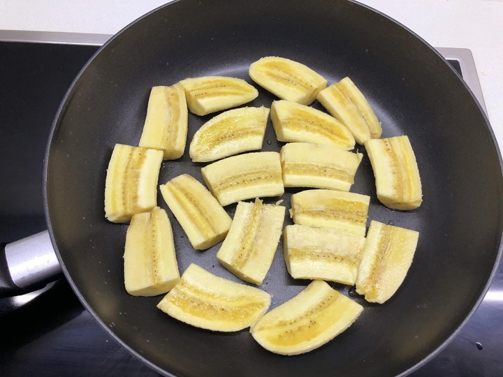 Món chuối chiên 'mix' cốt dừa và hạt khô giải cứu chuối sau Tết - 3