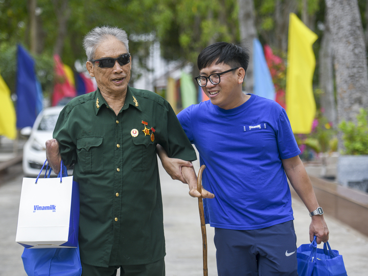Nụ cười của các cựu chiến binh tại Trung tâm Điều dưỡng Thương binh và Người có công Long Đất ngày đoàn nhân viên Vinamilk ghé thăm. (Ảnh: Minh Anh)