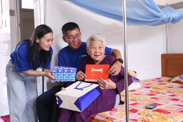 Hàng trăm món quà dinh dưỡng đã được cán bộ, nhân viên Vinamilk từ nhiều đơn vị trao gửi trực tiếp đến 193 thương – bệnh binh đang điều dưỡng tại các trung tâm chăm sóc người có công ở TP.HCM, Ninh Bình, Đà Nẵng. (Ảnh: Minh Anh)