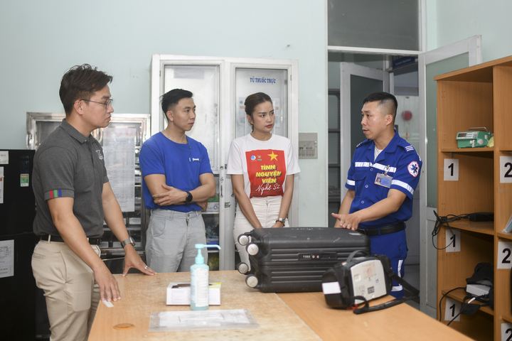 Bác sĩ Từ Hiển Duy chia sẻ về công việc của một bác sĩ cấp cứu ngoại viện. (Ảnh: Minh Anh).