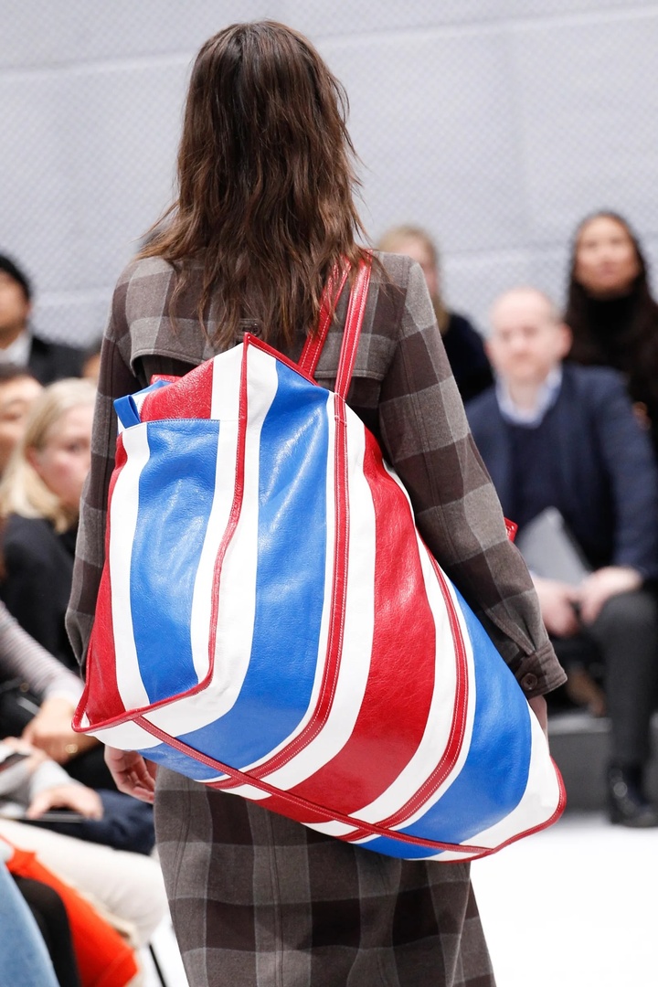 Làn sóng săn lùng túi “hot” năm 2016 đang sôi động trở lại.