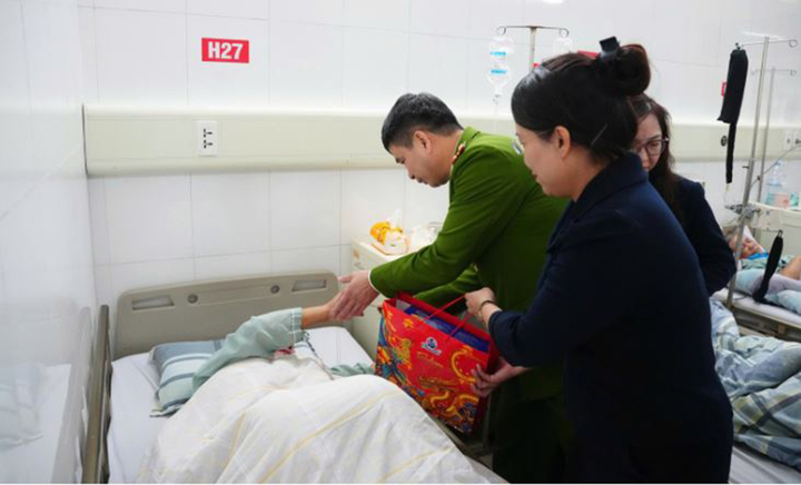 Bệnh viện Bãi Cháy phối hợp với các đơn vị thiện nguyên động viên và trao quà cho người bệnh có hoàn cảnh khó khăn điều trị tại bệnh viện. (Ảnh: BV Bãi Cháy)