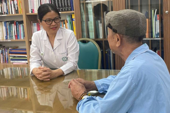 PGS.TS Phạm Cẩm Phương thăm khám cho người bệnh (Ảnh: BV Bạch Mai).