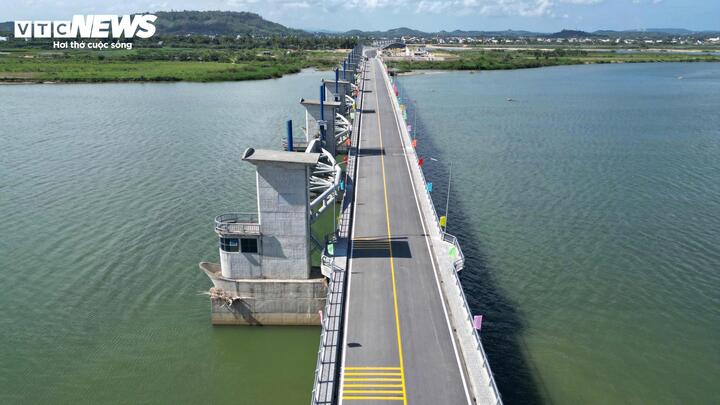 Hệ thống biển báo đường bộ trên đập dâng hạ lưu sông Trà Khúc đã được lắp đặt đầy đủ, bảo đảm hướng dẫn người tham gia giao thông an toàn.