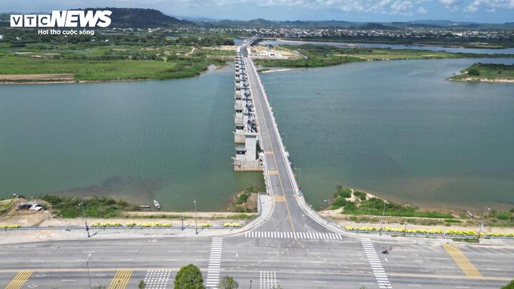 Việc thông xe qua đập dâng hạ lưu sông Trà Khúc dịp Tết Nguyên đán mang lại niềm vui cho người dân trong vùng.