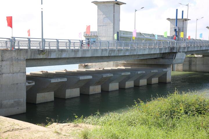 Đập dâng còn có 4 khoang tràn kiểu phím piano; đường cá đi rộng 5m để các loài thủy sản di chuyển từ thượng lưu xuống hạ lưu và ngược lại.