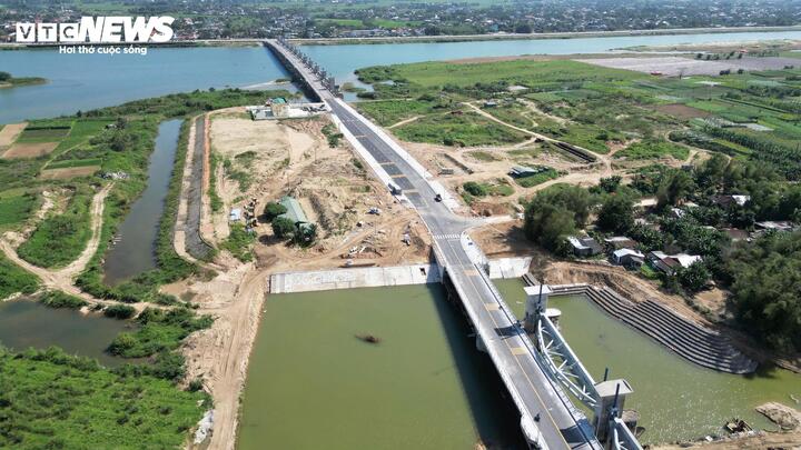 Công trình có kết cấu gồm cống ngăn sông với 19 khoang, tổng bề rộng gần 720m. Đập có cầu và đường với chiều dài 1.400m, trong đó cầu dài hơn 970m. Cầu trên đập giúp kết nối 2 bờ sông, tạo thuận lợi cho người dân qua lại giữa tuyến đường Hoàng Sa ở bờ Bắc và Trường Sa ở bờ Nam.