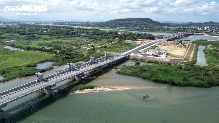 Thời điểm cận Tết Nguyên đán Bính Ngọ 2026, Ban Quản lý dự án Đầu tư xây dựng các công trình giao thông tỉnh Quảng Ngãi chính thức thông xe qua đập dâng hạ lưu sông Trà Khúc. Dự án có tổng mức đầu tư lên đến 1.500 tỷ đồng, được phê duyệt năm 2018 và khởi công giữa năm 2019. Đây là công trình trọng điểm, mang tính đa mục tiêu, kết hợp thủy lợi và giao thông.