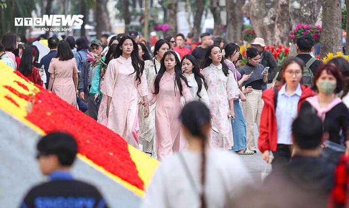 Ngày 28 Tết, từ Bắc vào Nam đón nắng. (Ảnh minh hoạ: Minh Đức)