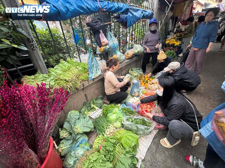 Giá nhiều mặt hàng tại chợ truyền thông chưa có biến động mạnh. (Ảnh: Ngọc Vy)