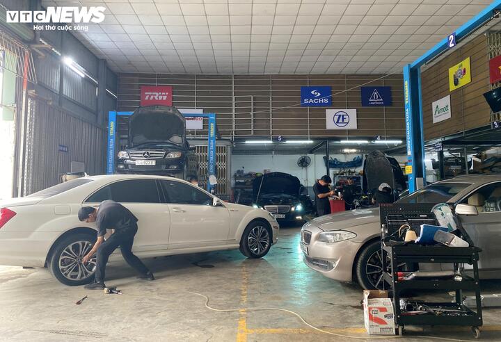 Các garage ở TP.HCM tấp nập khách đến bảo dưỡng, sửa chữa. (Ảnh: Đại Việt)