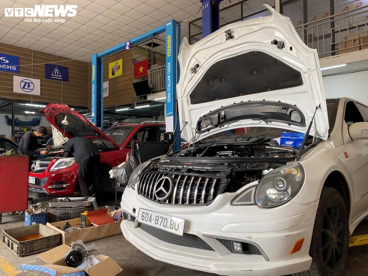 Nhân viên các garage làm việc liên tục từ sáng đến tối. (Ảnh: Đại Việt)