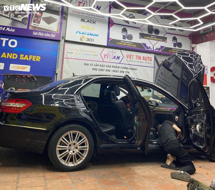 Nhiều người dân cũng tiến hành nâng cấp hệ thống ánh sáng, âm thanh xe hơi trong mùa Tết này. (Ảnh: Đại Việt)