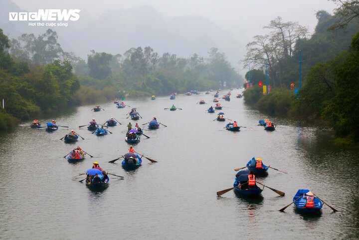 Du khách thập phương đi thuyền trên Suối Yến để vãn cảnh. (Ảnh: Ngô Nhung)