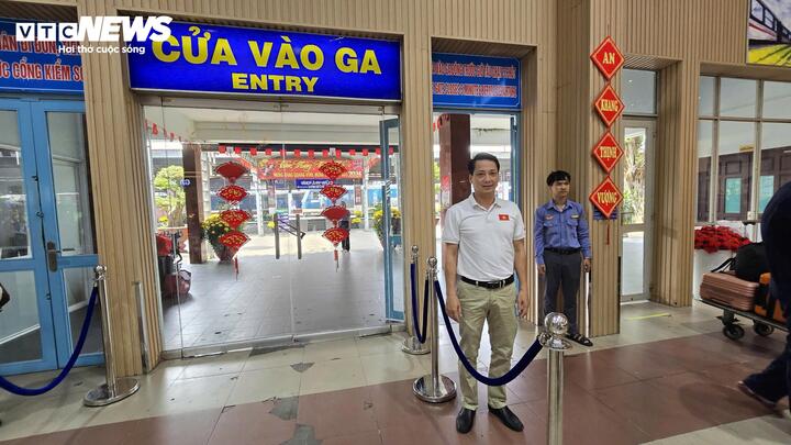 Dù giao thông bên ngoài khá “dễ thở”, ông Trần Minh Đức, Phó Giám đốc Chi nhánh Vận tải Đường sắt Sài Gòn, cho biết hôm nay vẫn là ngày cao điểm nhất của đợt Tết, với 17 chuyến tàu phục vụ khoảng 8.000 hành khách. Tuy nhiên, nhờ phân bổ khách hợp lý và nhân sự làm việc 100% công suất, quy trình kiểm soát vé diễn ra nhanh chóng, hạn chế ùn ứ.