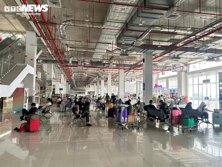 Không khí nhộn nhịp nhưng không xảy ra tình trạng kẹt xe cục bộ như những ngày trước đó. Hành khách đến bến khá đều, không còn cảnh dồn toa vào cùng một thời điểm.