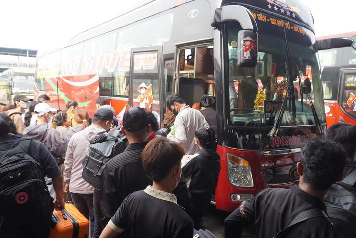 Trong khi đó, tại khu vực Bến xe Miền Tây (phường An Lạc), lượng khách tăng rõ rệt nhưng vẫn trong tầm kiểm soát. Các tuyến về Cần Thơ, Cà Mau, Đồng Tháp liên tục xuất bến.