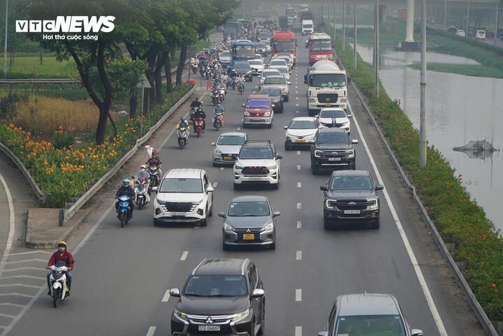 Trên Quốc lộ 1 và tuyến dẫn vào cao tốc TP.HCM - Trung Lương, phương tiện nối đuôi nhau hướng về miền Tây. Một số thời điểm xe chạy chậm do mật độ đông, song chưa ghi nhận tình trạng ùn ứ kéo dài.