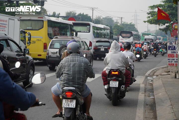Bên ngoài, đường Kinh Dương Vương và vòng xoay An Lạc có mật độ phương tiện cao hơn nhưng dòng xe vẫn di chuyển ổn định.