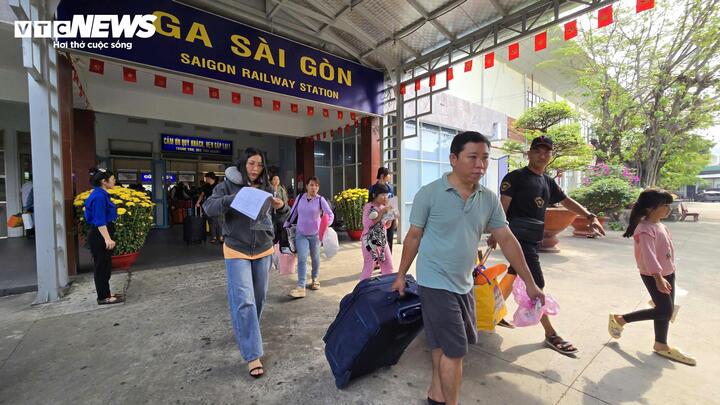 Theo ghi nhận của phóng viên Báo Điện tử VTC News, các trục đường như Cách Mạng Tháng 8, Kỳ Đồng vốn thường xuyên ùn ứ trong cao điểm Tết nay lưu thông ổn định.