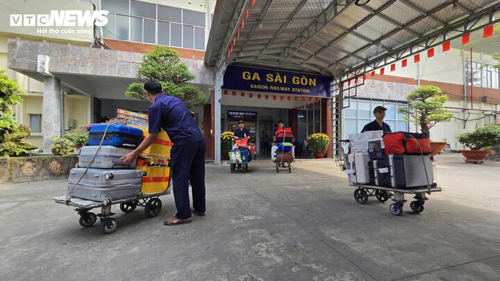 Sáng 14/2 (27 tháng Chạp), khung cảnh giao thông tại TP.HCM mang màu sắc rất khác so với nhịp độ hối hả những ngày trước Tết. Thay vì dòng xe nối dài, nhích từng chút một, nhiều tuyến đường dẫn vào Ga Sài Gòn lại thông thoáng đến bất ngờ.