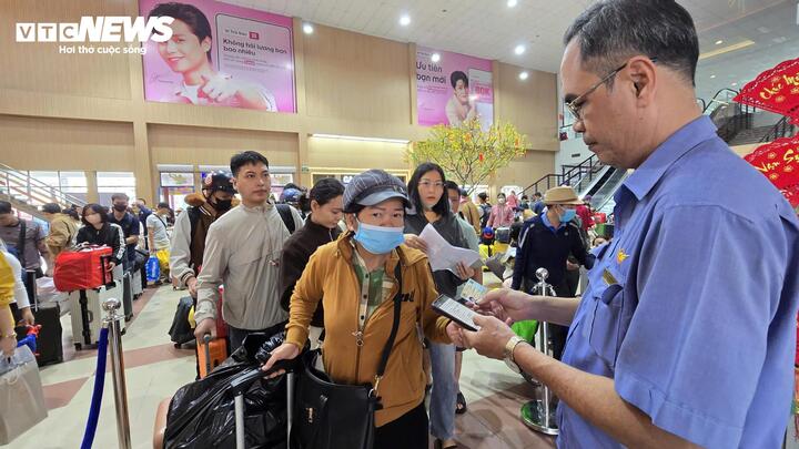 Gia đình anh Nguyễn Thanh Cao cũng có trải nghiệm tương tự khi đi hơn 40km từ huyện Củ Chi cũ đến ga trong khoảng một giờ. “Chúng tôi đi sớm vì sợ kẹt xe, ai ngờ đường lại thuận lợi như vậy”, anh Cao chia sẻ.