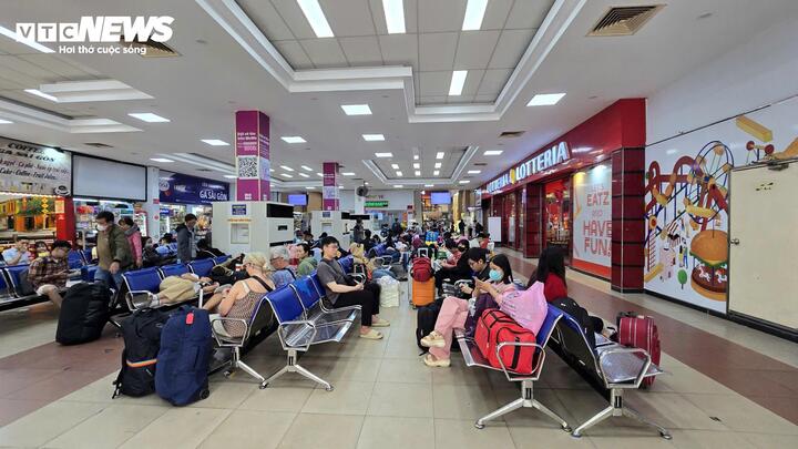 Người dân sống quanh khu vực cho biết phần lớn hành khách về các tỉnh miền Bắc, miền Trung đã rời TP.HCM từ nhiều ngày trước, lượng người dồn về ga sáng nay không quá dồn dập. Sự “giãn tải” tự nhiên này tạo nên bức tranh hiếm thấy vào sát Tết.