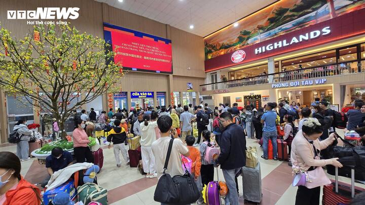 Sự thuận lợi trong di chuyển giúp nhiều hành khách đến ga với tâm thế thoải mái hơn. Bên trong nhà ga, không khí trật tự, phòng chờ vận hành ổn định, máy lạnh hoạt động tốt. Những tiểu cảnh xuân được trang trí gọn gàng tạo cảm giác Tết đã cận kề, nhưng không hề ngột ngạt hay quá tải.