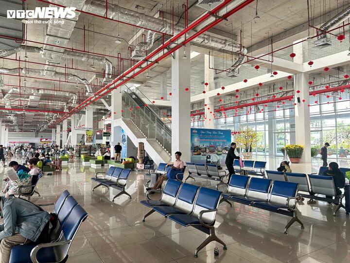 Tại Bến xe Miền Đông mới, ngày 27 tháng Chạp ghi nhận khoảng 610 xe xuất bến, phục vụ 16.500 lượt khách.