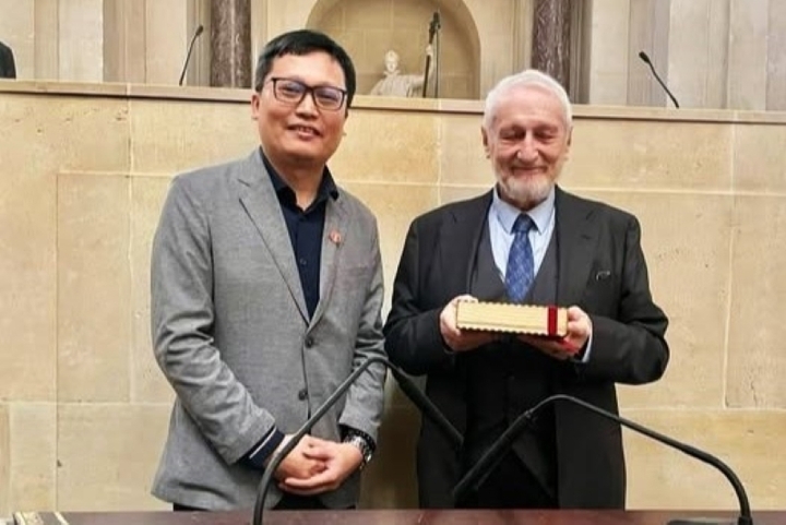 Bên trái: PGS.TS Nguyễn Tuấn Cường. (Ảnh: Đại sứ quán Pháp)