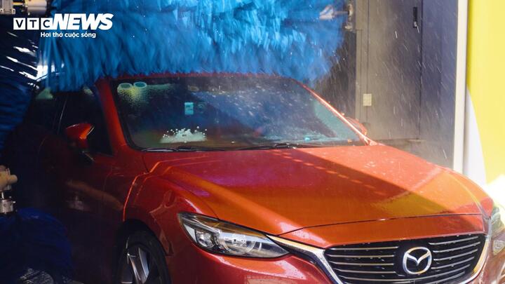 Hệ thống chổi tự động làm sạch phần ngoài của xe. (Ảnh: Hùng Cường)