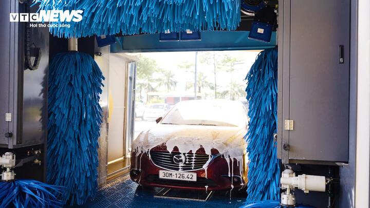 Xe được phun dung dịch làm sạch chuyên dụng giúp bề mặt bóng hơn. (Ảnh: Hùng Cường)