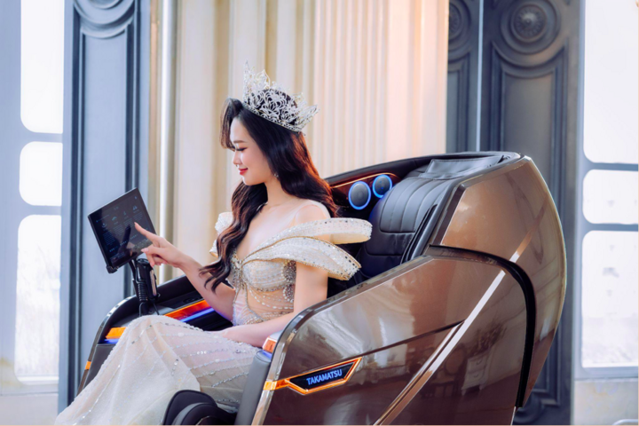 Hoa hậu Du lịch Việt Nam 2026 chụp cùng ghế massage toàn thân Kaitashi.