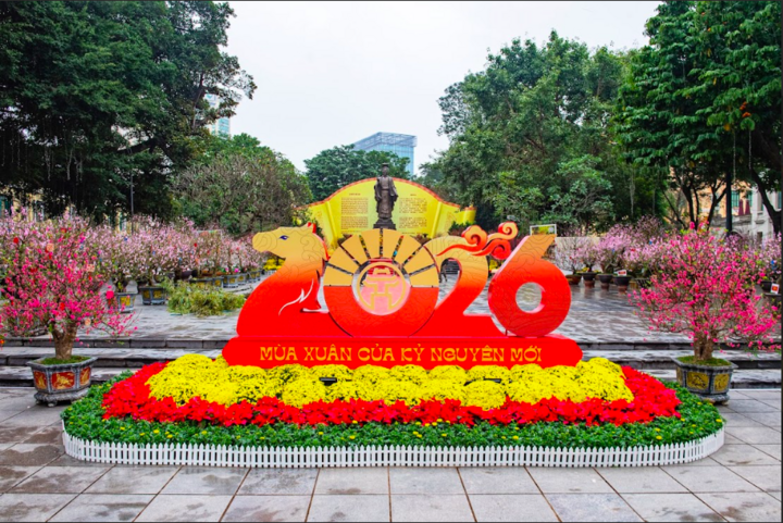 Không gian hoa xuân tại vườn hoa Lý Thái Tổ là điểm hẹn du xuân lý tưởng cho người dân Tết Bính Ngọ 2026.