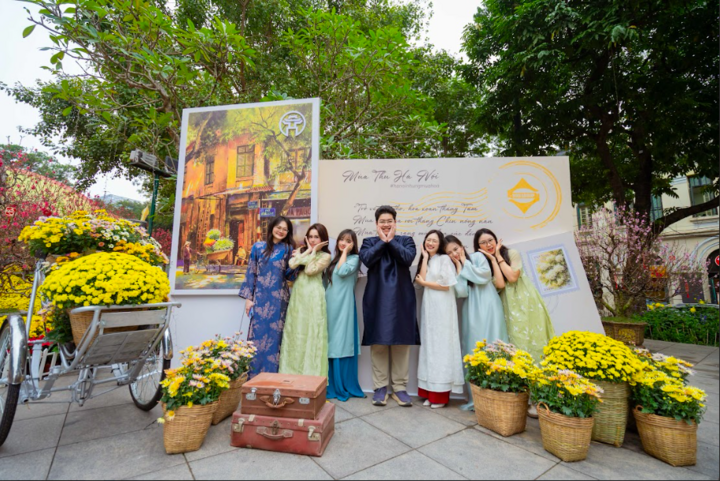 Đông đảo du khách đến check-in không gian hoa xuân ngay khi khai mạc.