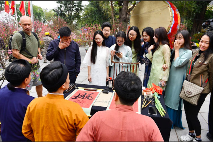 Các bạn trẻ nô nức xin chữ thầy đồ trong không gian hoa xuân Lý Thái Tổ.