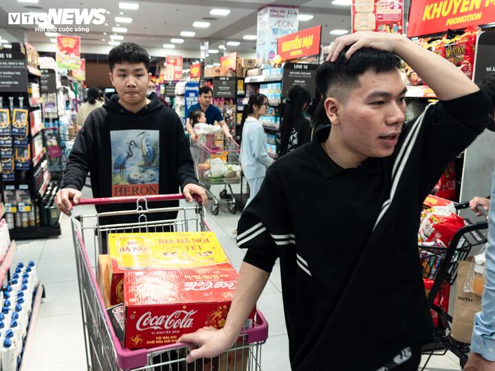 Người dân ùn ùn mua sắm Tết, siêu thị ở Hà Nội 'không lối thoát' - 11