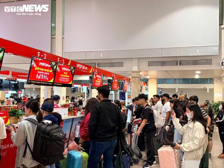 “Dịp Tết cao điểm, tôi sợ nhà ga đông nên đến trước khoảng 2 tiếng. Tuy nhiên, chỉ mất vài phút là hoàn tất thủ tục, tôi có vé và di chuyển thẳng vào khu vực kiểm tra an ninh”, anh Tuấn nói.
