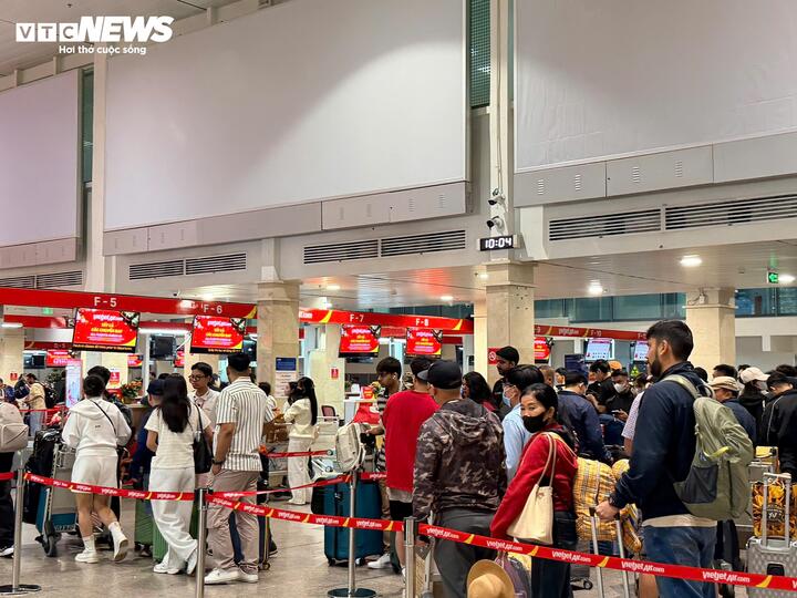 Từ sáng sớm, nhà ga T1, T2 ken đặc người, hành khách mang theo hành lý lỉnh kỉnh nối đuôi nhau vào khu vực làm thủ tục.