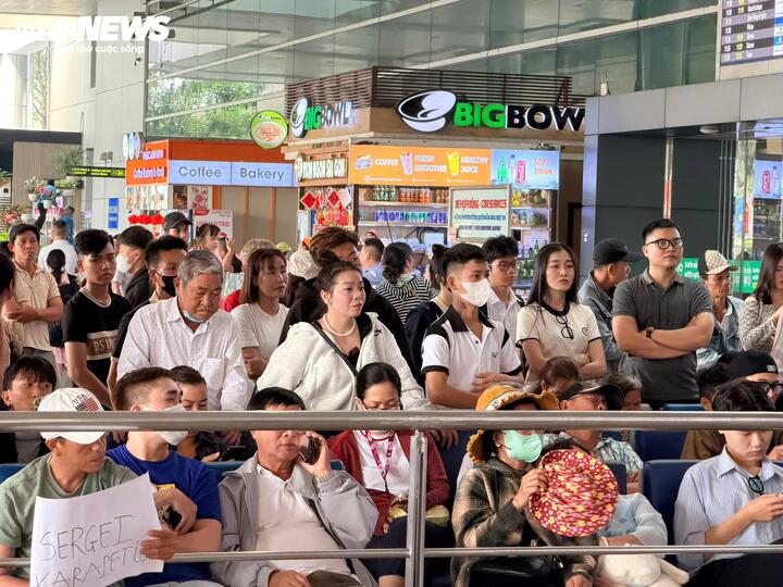 Theo nhân viên an ninh, khoảng hai tuần trở lại đây, ga quốc tế duy trì tình trạng đông đúc cả ngày lẫn đêm.